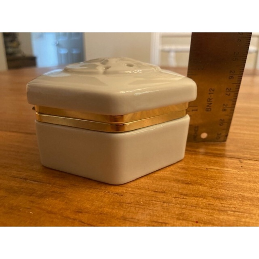Vtg Sand Dollar White Porcelain 3.5 inch Trinket Box Jewelry Box Hinge Gold Trim - Picture 5 of 9
